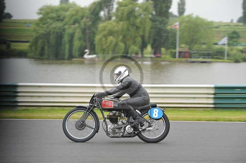 Mallory park Leicestershire;Mallory park photographs;Motorcycle action photographs;classic bikes;event digital images;eventdigitalimages;mallory park;no limits trackday;peter wileman photography;vintage bikes;vintage motorcycles;vmcc festival 1000 bikes