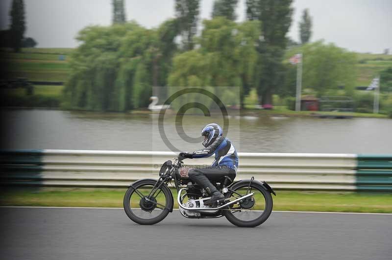 Mallory park Leicestershire;Mallory park photographs;Motorcycle action photographs;classic bikes;event digital images;eventdigitalimages;mallory park;no limits trackday;peter wileman photography;vintage bikes;vintage motorcycles;vmcc festival 1000 bikes