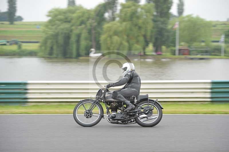 Mallory park Leicestershire;Mallory park photographs;Motorcycle action photographs;classic bikes;event digital images;eventdigitalimages;mallory park;no limits trackday;peter wileman photography;vintage bikes;vintage motorcycles;vmcc festival 1000 bikes