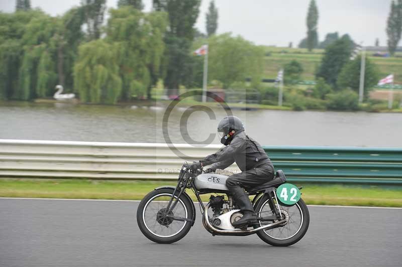 Mallory park Leicestershire;Mallory park photographs;Motorcycle action photographs;classic bikes;event digital images;eventdigitalimages;mallory park;no limits trackday;peter wileman photography;vintage bikes;vintage motorcycles;vmcc festival 1000 bikes