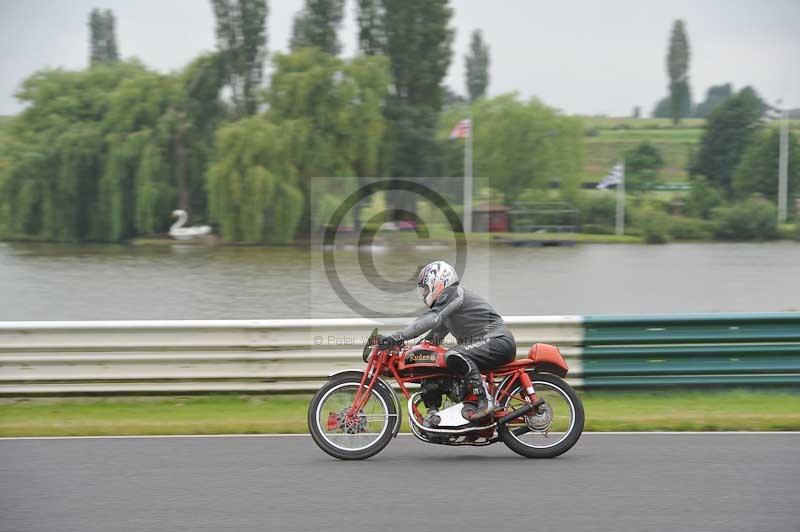 Mallory park Leicestershire;Mallory park photographs;Motorcycle action photographs;classic bikes;event digital images;eventdigitalimages;mallory park;no limits trackday;peter wileman photography;vintage bikes;vintage motorcycles;vmcc festival 1000 bikes