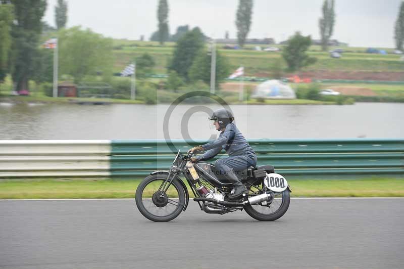 Mallory park Leicestershire;Mallory park photographs;Motorcycle action photographs;classic bikes;event digital images;eventdigitalimages;mallory park;no limits trackday;peter wileman photography;vintage bikes;vintage motorcycles;vmcc festival 1000 bikes