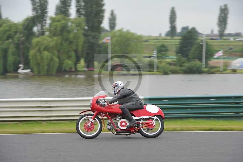 Mallory park Leicestershire;Mallory park photographs;Motorcycle action photographs;classic bikes;event digital images;eventdigitalimages;mallory park;no limits trackday;peter wileman photography;vintage bikes;vintage motorcycles;vmcc festival 1000 bikes