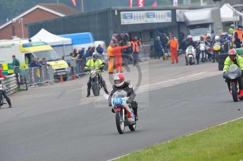 Mallory park Leicestershire;Mallory park photographs;Motorcycle action photographs;classic bikes;event digital images;eventdigitalimages;mallory park;no limits trackday;peter wileman photography;vintage bikes;vintage motorcycles;vmcc festival 1000 bikes