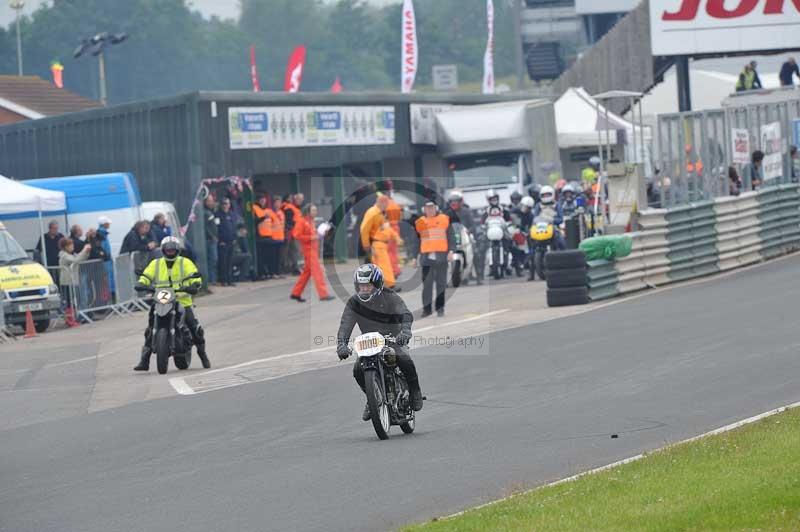 Mallory park Leicestershire;Mallory park photographs;Motorcycle action photographs;classic bikes;event digital images;eventdigitalimages;mallory park;no limits trackday;peter wileman photography;vintage bikes;vintage motorcycles;vmcc festival 1000 bikes