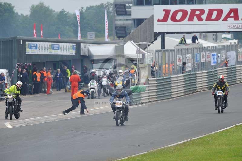 Mallory park Leicestershire;Mallory park photographs;Motorcycle action photographs;classic bikes;event digital images;eventdigitalimages;mallory park;no limits trackday;peter wileman photography;vintage bikes;vintage motorcycles;vmcc festival 1000 bikes