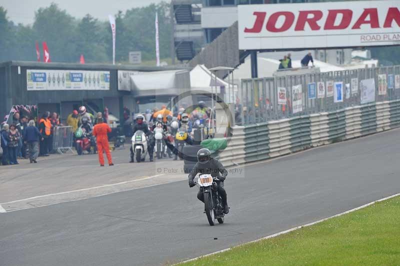 Mallory park Leicestershire;Mallory park photographs;Motorcycle action photographs;classic bikes;event digital images;eventdigitalimages;mallory park;no limits trackday;peter wileman photography;vintage bikes;vintage motorcycles;vmcc festival 1000 bikes