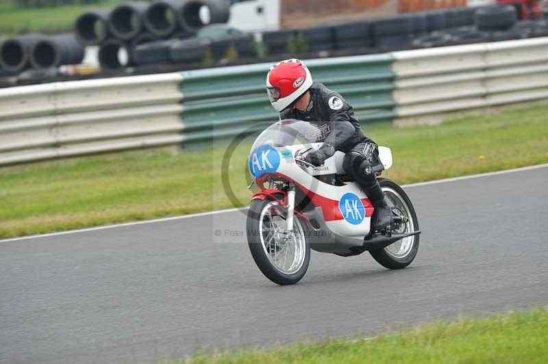 Mallory park Leicestershire;Mallory park photographs;Motorcycle action photographs;classic bikes;event digital images;eventdigitalimages;mallory park;no limits trackday;peter wileman photography;vintage bikes;vintage motorcycles;vmcc festival 1000 bikes