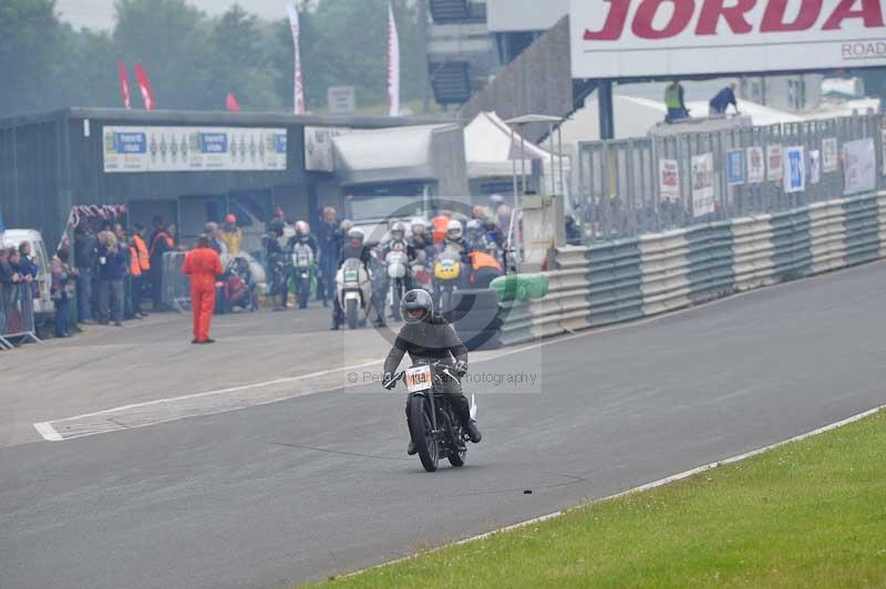 Mallory park Leicestershire;Mallory park photographs;Motorcycle action photographs;classic bikes;event digital images;eventdigitalimages;mallory park;no limits trackday;peter wileman photography;vintage bikes;vintage motorcycles;vmcc festival 1000 bikes