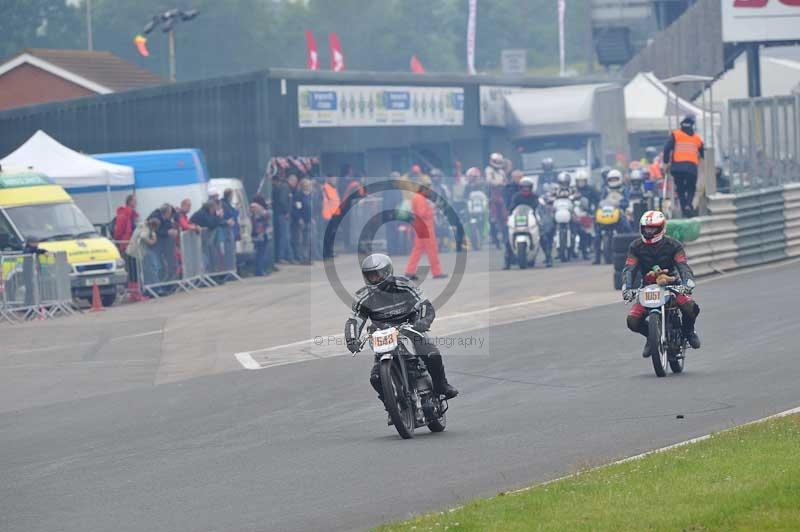 Mallory park Leicestershire;Mallory park photographs;Motorcycle action photographs;classic bikes;event digital images;eventdigitalimages;mallory park;no limits trackday;peter wileman photography;vintage bikes;vintage motorcycles;vmcc festival 1000 bikes