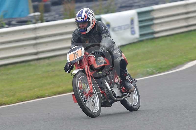 Mallory park Leicestershire;Mallory park photographs;Motorcycle action photographs;classic bikes;event digital images;eventdigitalimages;mallory park;no limits trackday;peter wileman photography;vintage bikes;vintage motorcycles;vmcc festival 1000 bikes