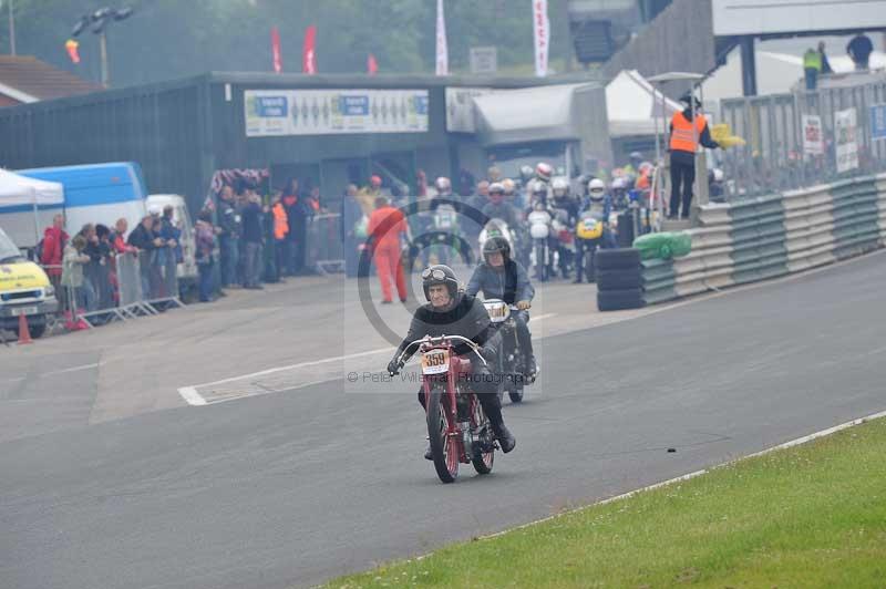 Mallory park Leicestershire;Mallory park photographs;Motorcycle action photographs;classic bikes;event digital images;eventdigitalimages;mallory park;no limits trackday;peter wileman photography;vintage bikes;vintage motorcycles;vmcc festival 1000 bikes