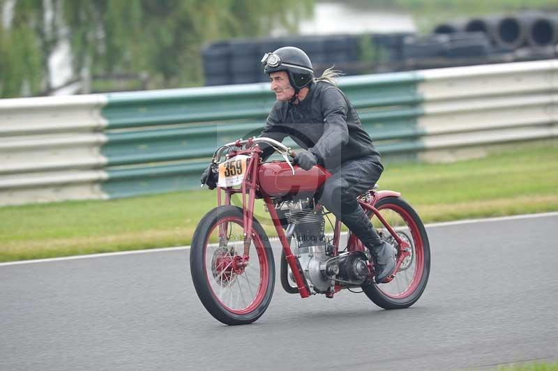 Mallory park Leicestershire;Mallory park photographs;Motorcycle action photographs;classic bikes;event digital images;eventdigitalimages;mallory park;no limits trackday;peter wileman photography;vintage bikes;vintage motorcycles;vmcc festival 1000 bikes