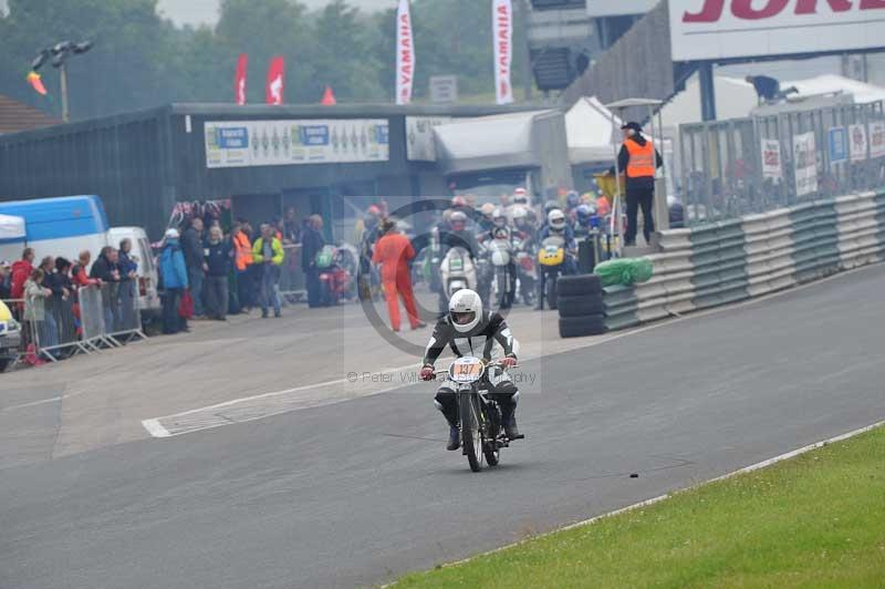Mallory park Leicestershire;Mallory park photographs;Motorcycle action photographs;classic bikes;event digital images;eventdigitalimages;mallory park;no limits trackday;peter wileman photography;vintage bikes;vintage motorcycles;vmcc festival 1000 bikes