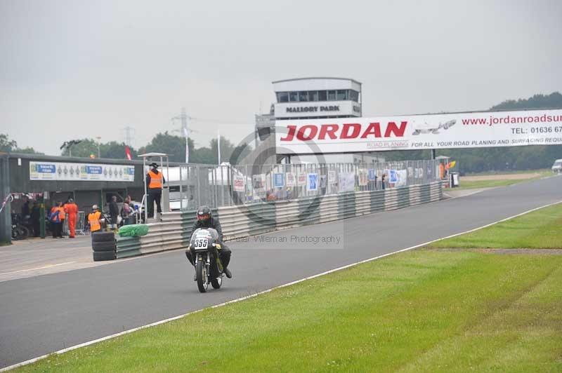 Mallory park Leicestershire;Mallory park photographs;Motorcycle action photographs;classic bikes;event digital images;eventdigitalimages;mallory park;no limits trackday;peter wileman photography;vintage bikes;vintage motorcycles;vmcc festival 1000 bikes