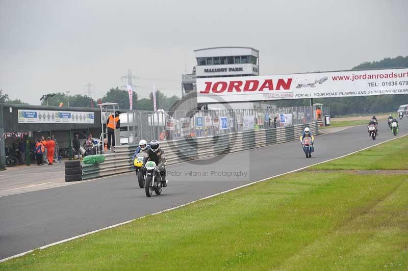 Mallory park Leicestershire;Mallory park photographs;Motorcycle action photographs;classic bikes;event digital images;eventdigitalimages;mallory park;no limits trackday;peter wileman photography;vintage bikes;vintage motorcycles;vmcc festival 1000 bikes