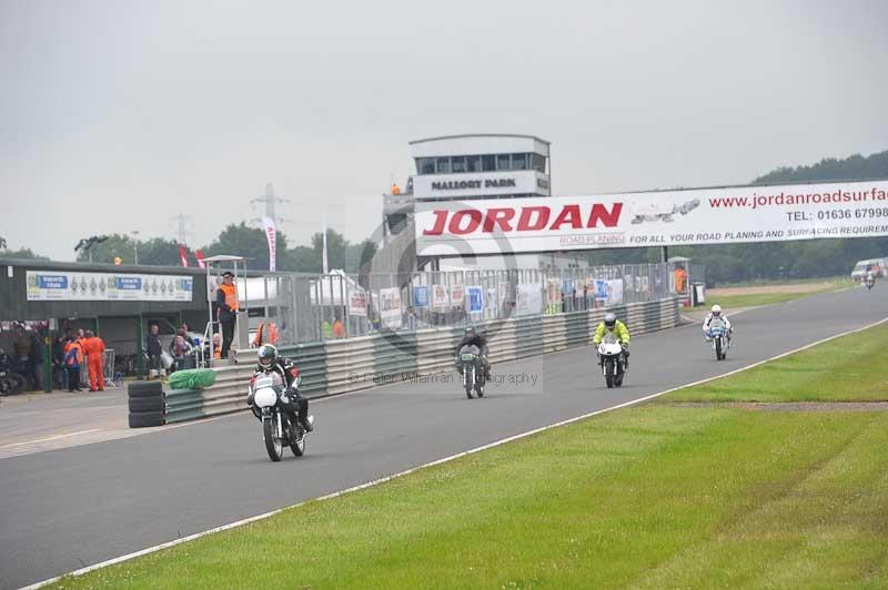 Mallory park Leicestershire;Mallory park photographs;Motorcycle action photographs;classic bikes;event digital images;eventdigitalimages;mallory park;no limits trackday;peter wileman photography;vintage bikes;vintage motorcycles;vmcc festival 1000 bikes