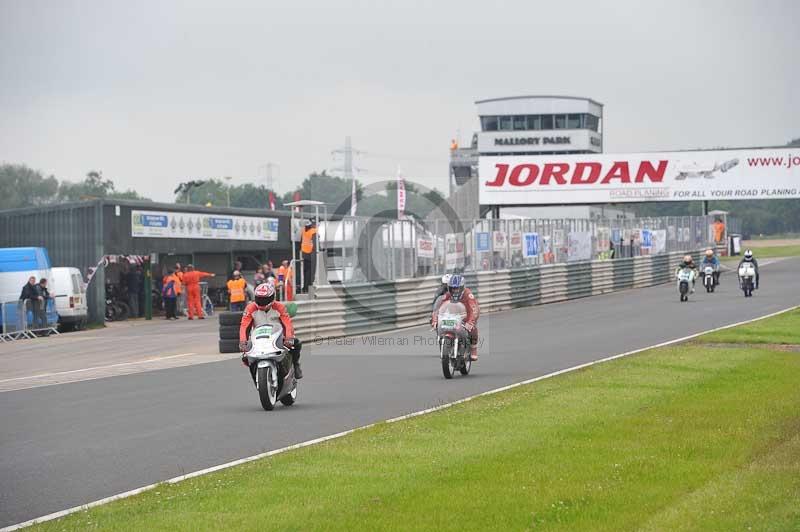 Mallory park Leicestershire;Mallory park photographs;Motorcycle action photographs;classic bikes;event digital images;eventdigitalimages;mallory park;no limits trackday;peter wileman photography;vintage bikes;vintage motorcycles;vmcc festival 1000 bikes