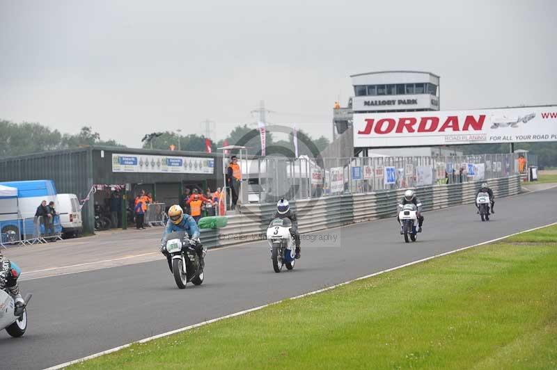 Mallory park Leicestershire;Mallory park photographs;Motorcycle action photographs;classic bikes;event digital images;eventdigitalimages;mallory park;no limits trackday;peter wileman photography;vintage bikes;vintage motorcycles;vmcc festival 1000 bikes