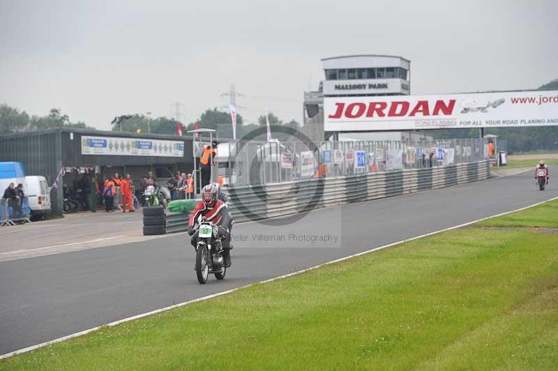 Mallory park Leicestershire;Mallory park photographs;Motorcycle action photographs;classic bikes;event digital images;eventdigitalimages;mallory park;no limits trackday;peter wileman photography;vintage bikes;vintage motorcycles;vmcc festival 1000 bikes