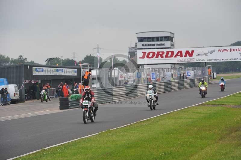 Mallory park Leicestershire;Mallory park photographs;Motorcycle action photographs;classic bikes;event digital images;eventdigitalimages;mallory park;no limits trackday;peter wileman photography;vintage bikes;vintage motorcycles;vmcc festival 1000 bikes