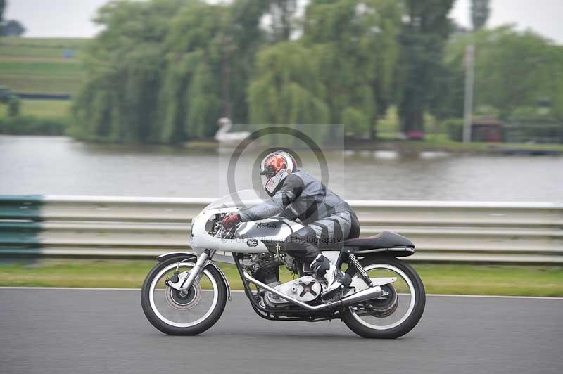 Mallory park Leicestershire;Mallory park photographs;Motorcycle action photographs;classic bikes;event digital images;eventdigitalimages;mallory park;no limits trackday;peter wileman photography;vintage bikes;vintage motorcycles;vmcc festival 1000 bikes