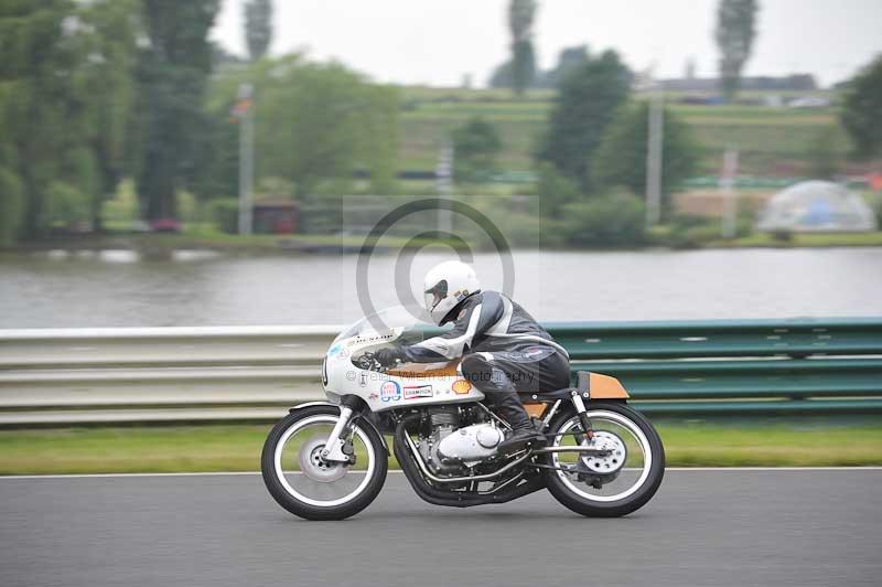 Mallory park Leicestershire;Mallory park photographs;Motorcycle action photographs;classic bikes;event digital images;eventdigitalimages;mallory park;no limits trackday;peter wileman photography;vintage bikes;vintage motorcycles;vmcc festival 1000 bikes