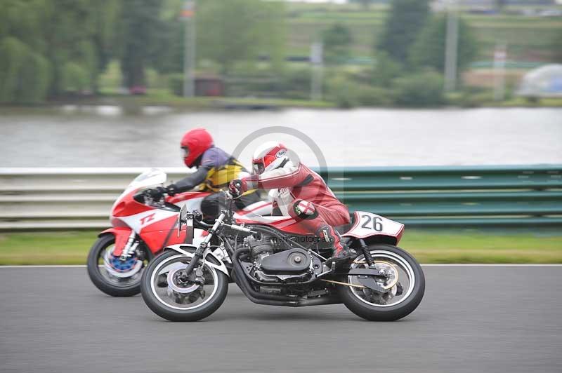 Mallory park Leicestershire;Mallory park photographs;Motorcycle action photographs;classic bikes;event digital images;eventdigitalimages;mallory park;no limits trackday;peter wileman photography;vintage bikes;vintage motorcycles;vmcc festival 1000 bikes