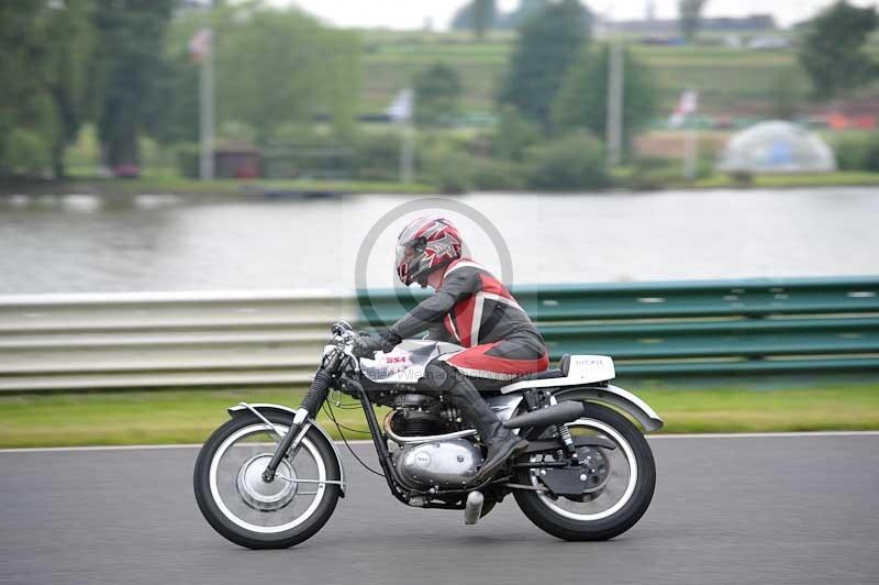 Mallory park Leicestershire;Mallory park photographs;Motorcycle action photographs;classic bikes;event digital images;eventdigitalimages;mallory park;no limits trackday;peter wileman photography;vintage bikes;vintage motorcycles;vmcc festival 1000 bikes