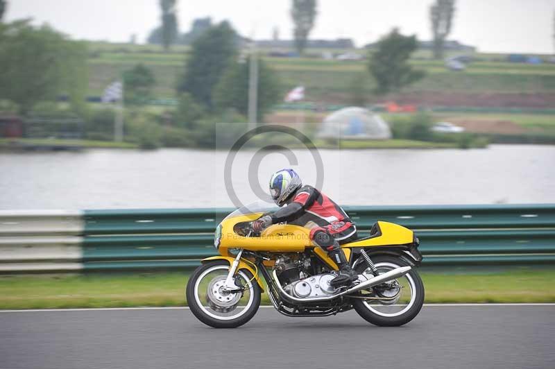 Mallory park Leicestershire;Mallory park photographs;Motorcycle action photographs;classic bikes;event digital images;eventdigitalimages;mallory park;no limits trackday;peter wileman photography;vintage bikes;vintage motorcycles;vmcc festival 1000 bikes
