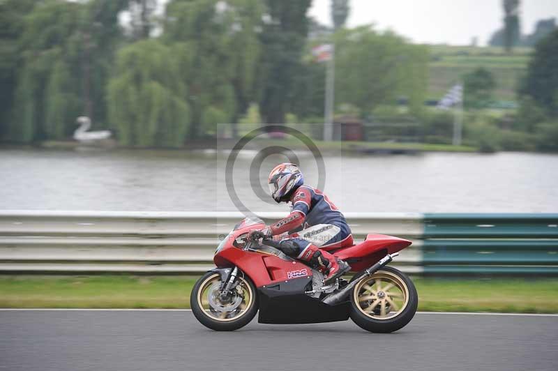 Mallory park Leicestershire;Mallory park photographs;Motorcycle action photographs;classic bikes;event digital images;eventdigitalimages;mallory park;no limits trackday;peter wileman photography;vintage bikes;vintage motorcycles;vmcc festival 1000 bikes