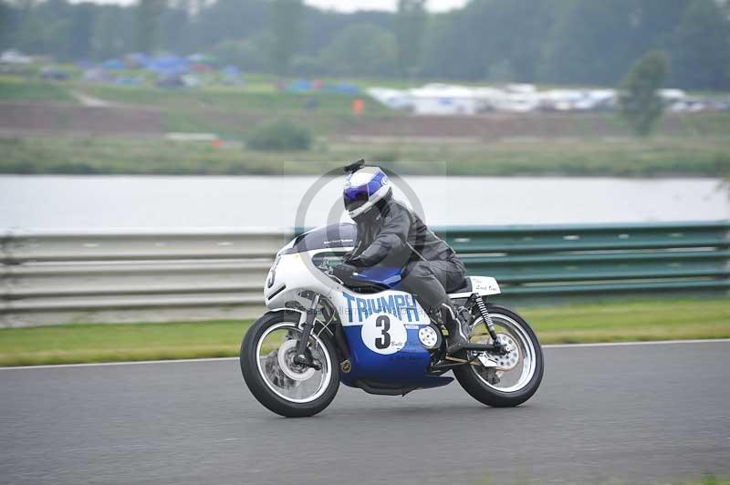 Mallory park Leicestershire;Mallory park photographs;Motorcycle action photographs;classic bikes;event digital images;eventdigitalimages;mallory park;no limits trackday;peter wileman photography;vintage bikes;vintage motorcycles;vmcc festival 1000 bikes