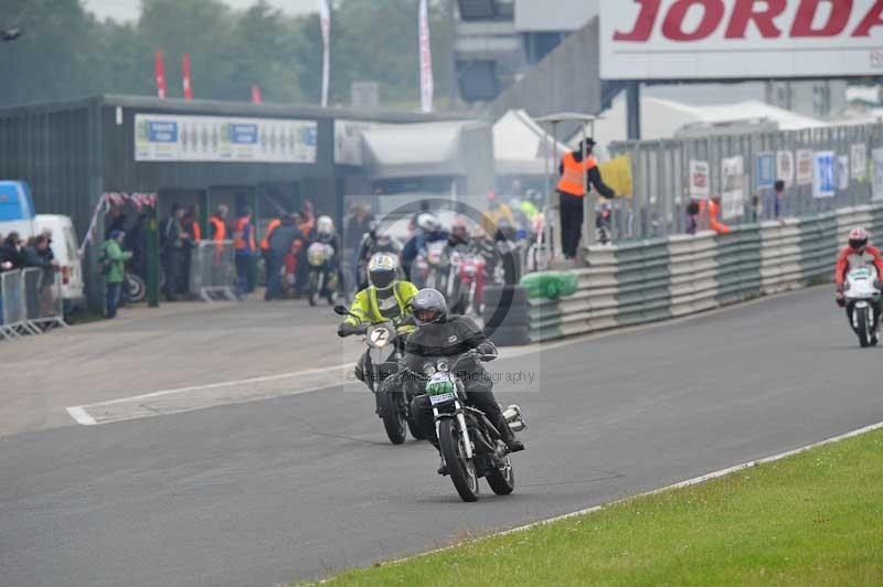 Mallory park Leicestershire;Mallory park photographs;Motorcycle action photographs;classic bikes;event digital images;eventdigitalimages;mallory park;no limits trackday;peter wileman photography;vintage bikes;vintage motorcycles;vmcc festival 1000 bikes