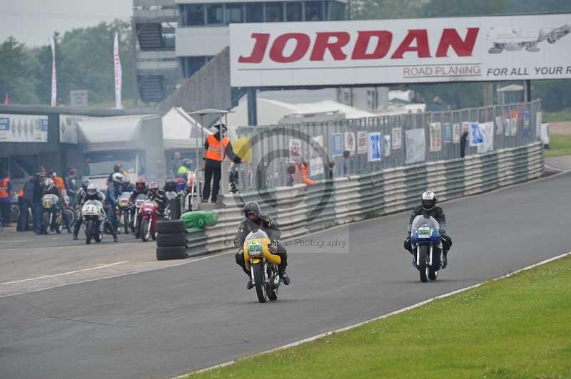 Mallory park Leicestershire;Mallory park photographs;Motorcycle action photographs;classic bikes;event digital images;eventdigitalimages;mallory park;no limits trackday;peter wileman photography;vintage bikes;vintage motorcycles;vmcc festival 1000 bikes