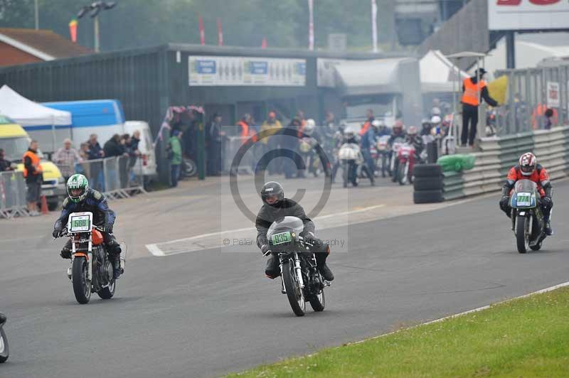 Mallory park Leicestershire;Mallory park photographs;Motorcycle action photographs;classic bikes;event digital images;eventdigitalimages;mallory park;no limits trackday;peter wileman photography;vintage bikes;vintage motorcycles;vmcc festival 1000 bikes