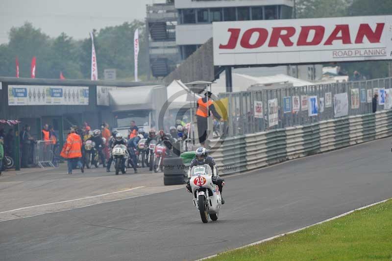 Mallory park Leicestershire;Mallory park photographs;Motorcycle action photographs;classic bikes;event digital images;eventdigitalimages;mallory park;no limits trackday;peter wileman photography;vintage bikes;vintage motorcycles;vmcc festival 1000 bikes