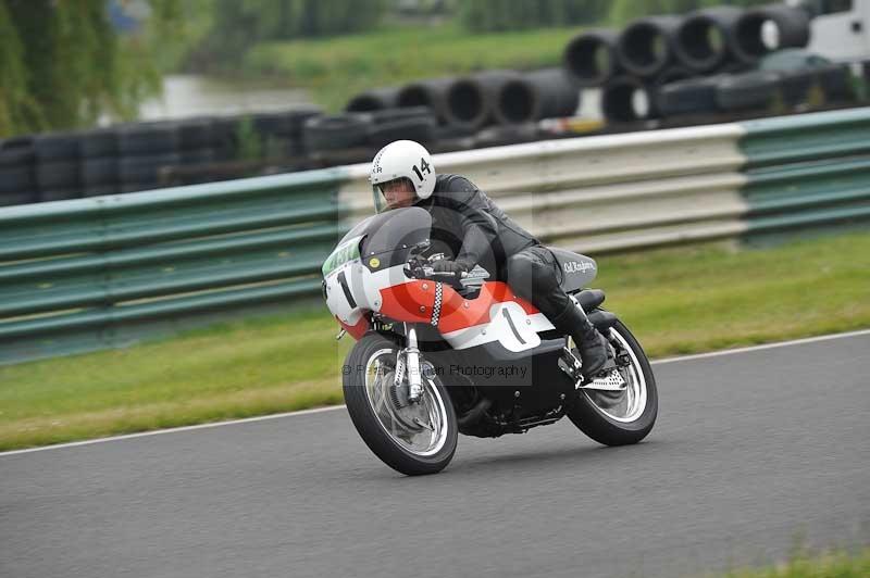 Mallory park Leicestershire;Mallory park photographs;Motorcycle action photographs;classic bikes;event digital images;eventdigitalimages;mallory park;no limits trackday;peter wileman photography;vintage bikes;vintage motorcycles;vmcc festival 1000 bikes