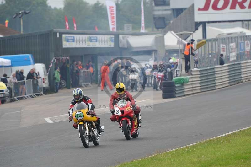 Mallory park Leicestershire;Mallory park photographs;Motorcycle action photographs;classic bikes;event digital images;eventdigitalimages;mallory park;no limits trackday;peter wileman photography;vintage bikes;vintage motorcycles;vmcc festival 1000 bikes