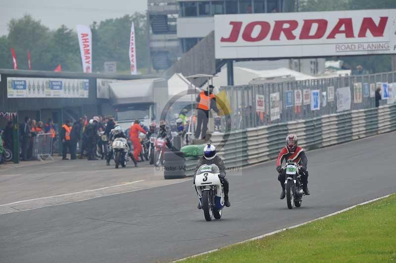 Mallory park Leicestershire;Mallory park photographs;Motorcycle action photographs;classic bikes;event digital images;eventdigitalimages;mallory park;no limits trackday;peter wileman photography;vintage bikes;vintage motorcycles;vmcc festival 1000 bikes