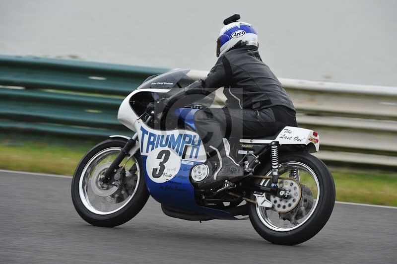 Mallory park Leicestershire;Mallory park photographs;Motorcycle action photographs;classic bikes;event digital images;eventdigitalimages;mallory park;no limits trackday;peter wileman photography;vintage bikes;vintage motorcycles;vmcc festival 1000 bikes