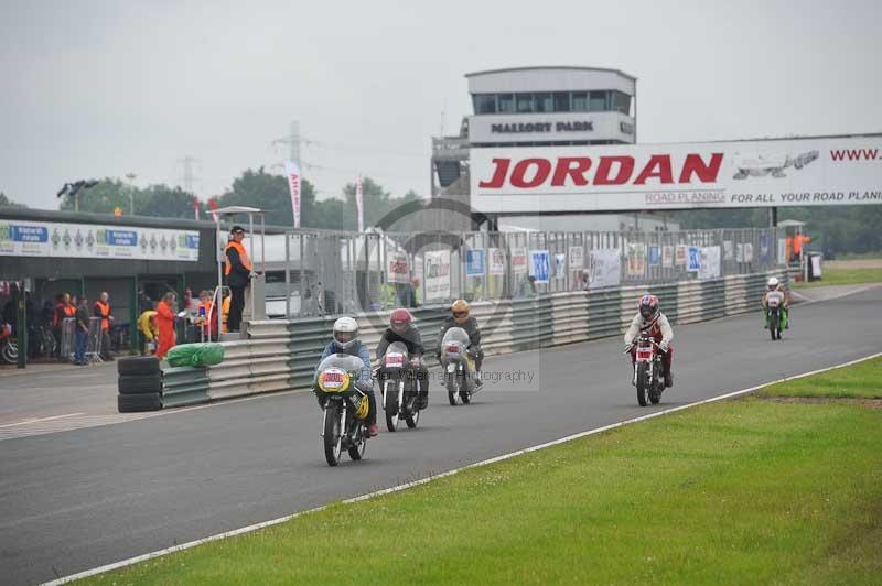 Mallory park Leicestershire;Mallory park photographs;Motorcycle action photographs;classic bikes;event digital images;eventdigitalimages;mallory park;no limits trackday;peter wileman photography;vintage bikes;vintage motorcycles;vmcc festival 1000 bikes