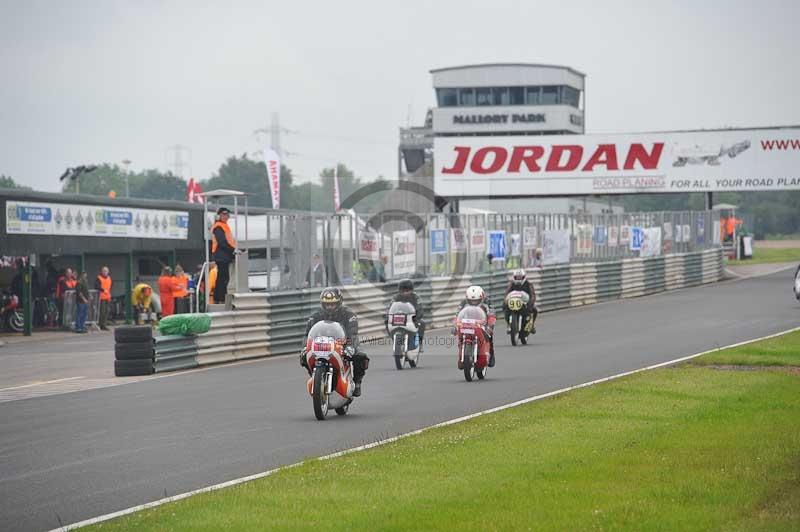 Mallory park Leicestershire;Mallory park photographs;Motorcycle action photographs;classic bikes;event digital images;eventdigitalimages;mallory park;no limits trackday;peter wileman photography;vintage bikes;vintage motorcycles;vmcc festival 1000 bikes