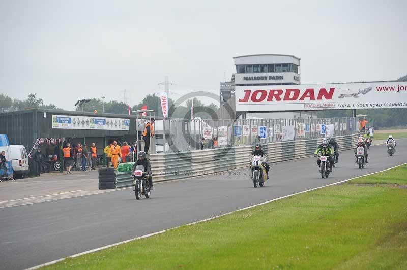 Mallory park Leicestershire;Mallory park photographs;Motorcycle action photographs;classic bikes;event digital images;eventdigitalimages;mallory park;no limits trackday;peter wileman photography;vintage bikes;vintage motorcycles;vmcc festival 1000 bikes