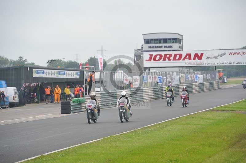 Mallory park Leicestershire;Mallory park photographs;Motorcycle action photographs;classic bikes;event digital images;eventdigitalimages;mallory park;no limits trackday;peter wileman photography;vintage bikes;vintage motorcycles;vmcc festival 1000 bikes