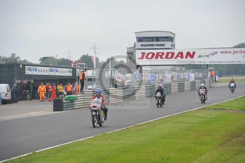 Mallory park Leicestershire;Mallory park photographs;Motorcycle action photographs;classic bikes;event digital images;eventdigitalimages;mallory park;no limits trackday;peter wileman photography;vintage bikes;vintage motorcycles;vmcc festival 1000 bikes