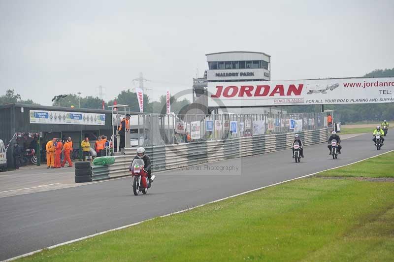 Mallory park Leicestershire;Mallory park photographs;Motorcycle action photographs;classic bikes;event digital images;eventdigitalimages;mallory park;no limits trackday;peter wileman photography;vintage bikes;vintage motorcycles;vmcc festival 1000 bikes