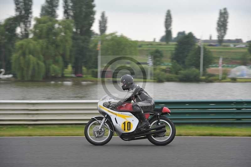 Mallory park Leicestershire;Mallory park photographs;Motorcycle action photographs;classic bikes;event digital images;eventdigitalimages;mallory park;no limits trackday;peter wileman photography;vintage bikes;vintage motorcycles;vmcc festival 1000 bikes