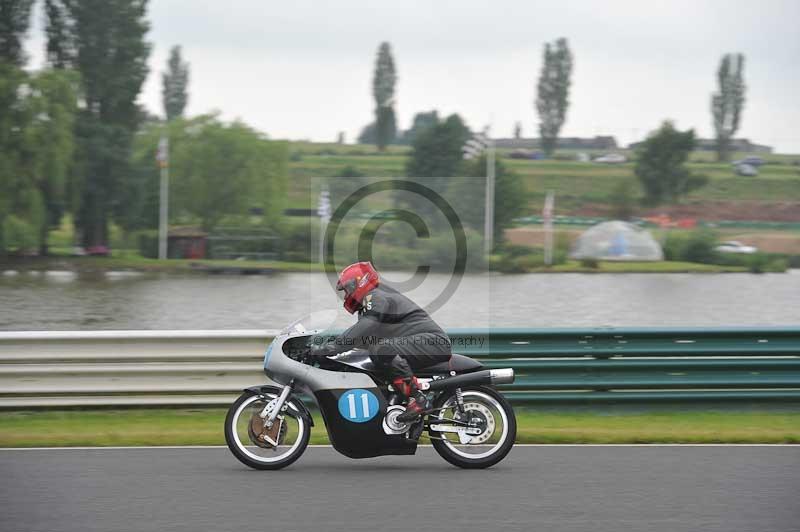 Mallory park Leicestershire;Mallory park photographs;Motorcycle action photographs;classic bikes;event digital images;eventdigitalimages;mallory park;no limits trackday;peter wileman photography;vintage bikes;vintage motorcycles;vmcc festival 1000 bikes