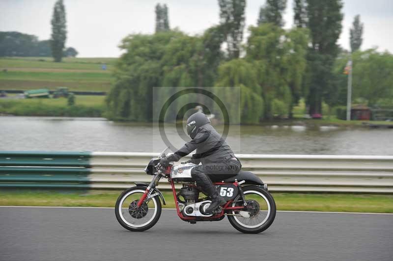 Mallory park Leicestershire;Mallory park photographs;Motorcycle action photographs;classic bikes;event digital images;eventdigitalimages;mallory park;no limits trackday;peter wileman photography;vintage bikes;vintage motorcycles;vmcc festival 1000 bikes