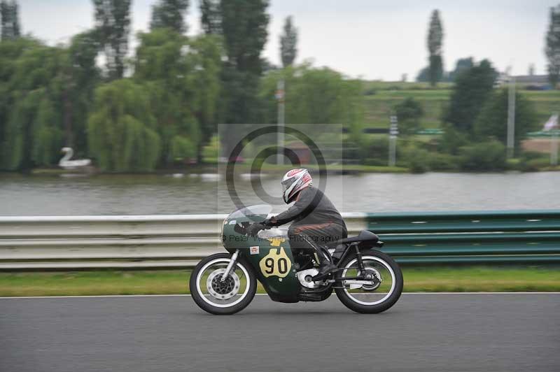 Mallory park Leicestershire;Mallory park photographs;Motorcycle action photographs;classic bikes;event digital images;eventdigitalimages;mallory park;no limits trackday;peter wileman photography;vintage bikes;vintage motorcycles;vmcc festival 1000 bikes